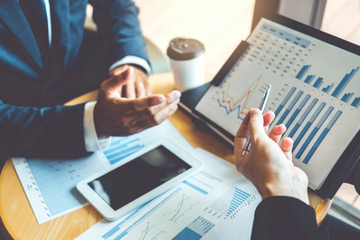 Due persone che discutono di dati finanziari